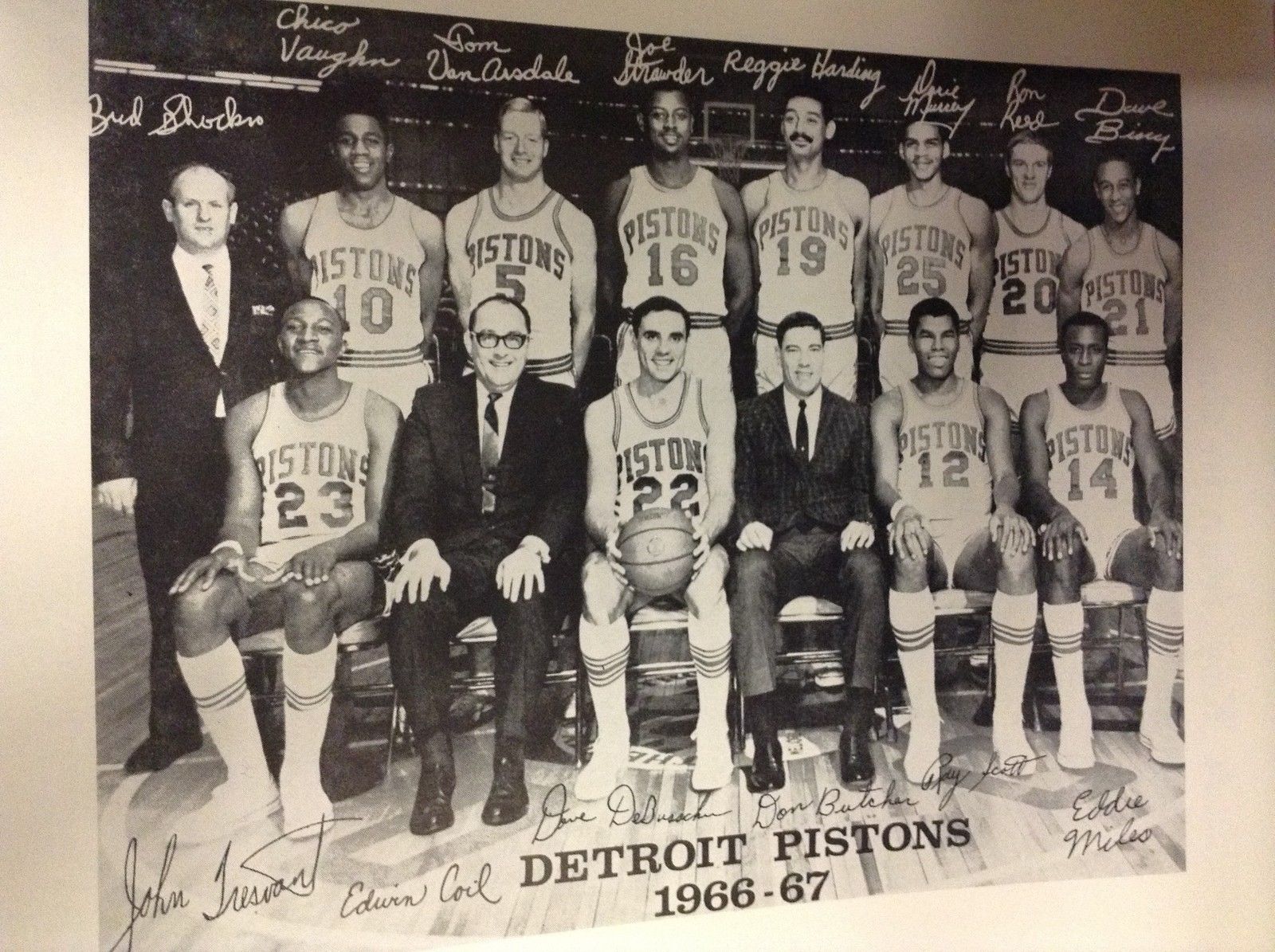 Signed by Tom Van Arsdale 1966 Detroit vs LA Lakers Basketball Program