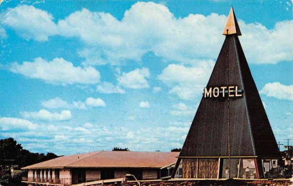 West Reading Pennsylvania Penn View Motel Street View Vintage Postcard K98741