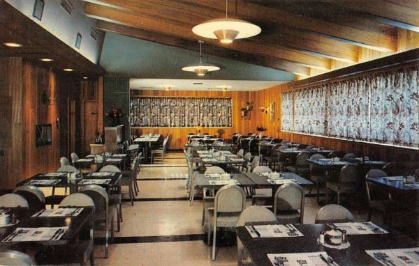 Sioux Falls South Dakota Town N Country Cafe Interior Vintage Postcard K100666