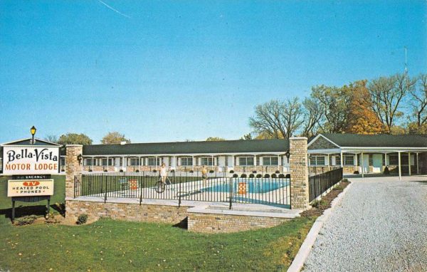 Bear Lake Michigan Bella Vista Motor Lodge Street View Vintage Postcard K101003