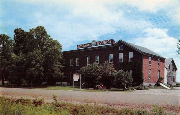 Homestead Iowa Zubers Restaurant Street View Vintage Postcard K103412
