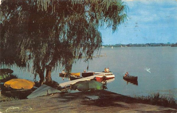 Rochester Indiana boaters on lake Lake Manitou Resort vintage pc Z51291