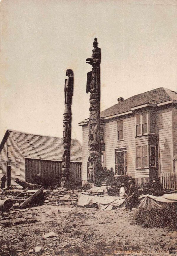 Alaska Totem Poles Hood's Photos Vintage Non PC Back JE229455
