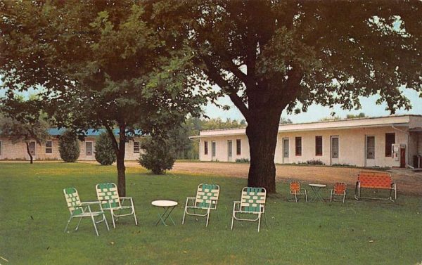 Clinton Iowa courtyard view Lincoln Trail Motel vintage pc ZD549630