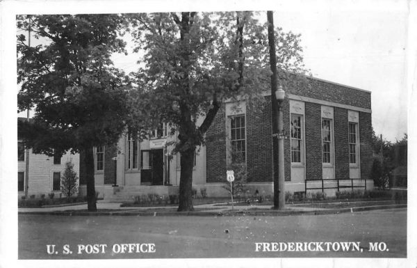 Fredericktown Missouri Post Office Real Photo Vintage Postcard JF360069