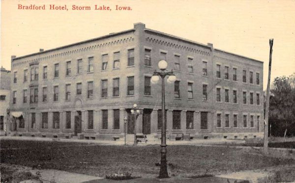 Storm Lake Iowa birds eye view Bradford Hotel entrance antique pc ZE686334