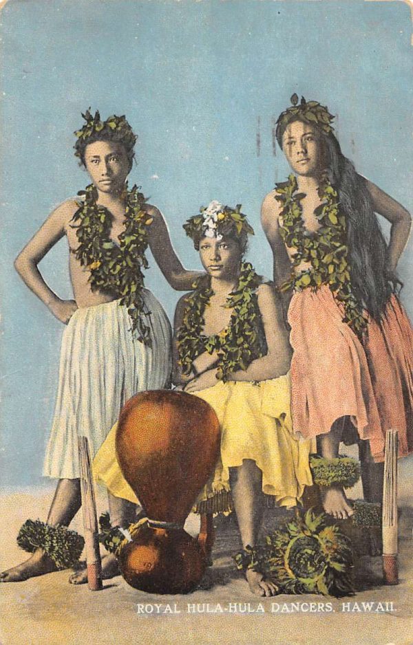 Hawaii view of Royal Hula-Hula dancers in traditinoal attire antique pc BB284