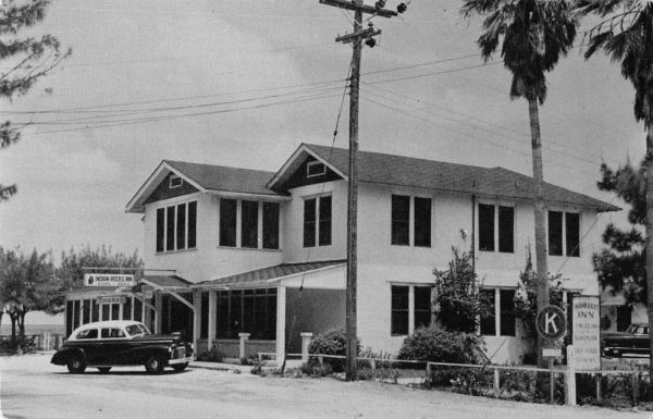 Indian Rocks Florida street scene outside Indian Rocks Inn vintage pc BB680