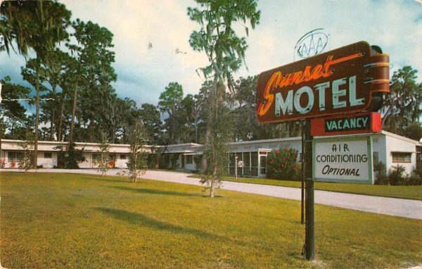 Leesburg Florida view from entrance Sunset Motel vintage pc CC788