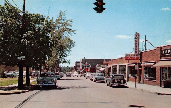 Rolla Missouri Looking South on Pine Street Vintage Postcard U650