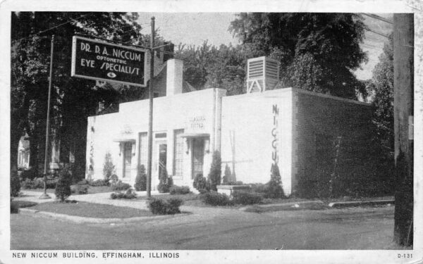 Effingham Illinois New Niccum Building Eye Doctor Vintage Postcard U778