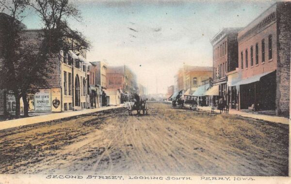 Perry Iowa Second Street Looking South Vintage Postcard U1358
