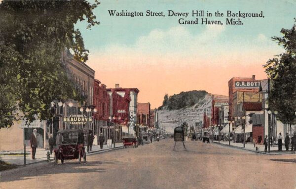 Grand Haven Michigan Washington St., Dewey Hill In Background Hand Colored PC U3648