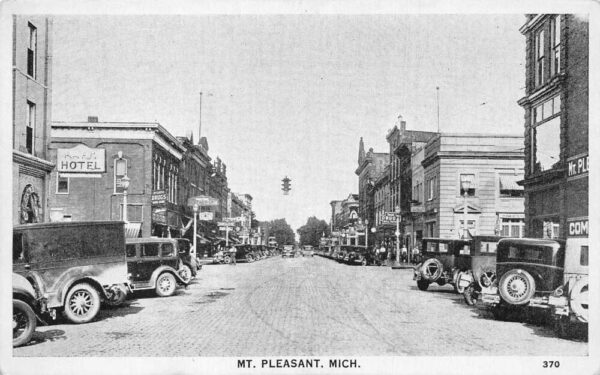 Mount Pleasant Michigan Street Scene Vintage Postcard AA65480