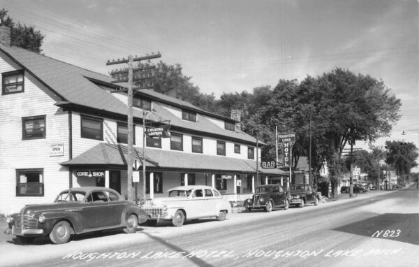 Houghton Lake Michigan Houghton Lake Hotel Street Scene Real Photo PC AA68484