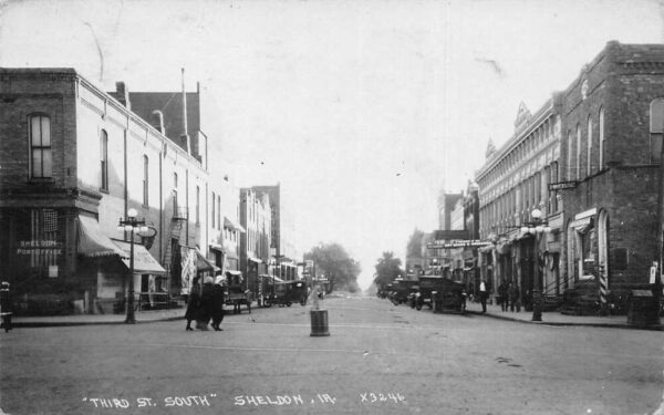 Sheldon Iowa 3rd Street South B/W Photo Vintage Postcard U5588