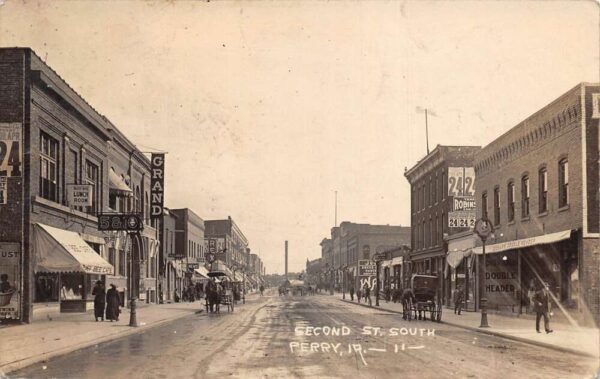 Perry Iowa Second St. South, 5 & 10 Cent Store Real Photo Vintage Postcard U5911