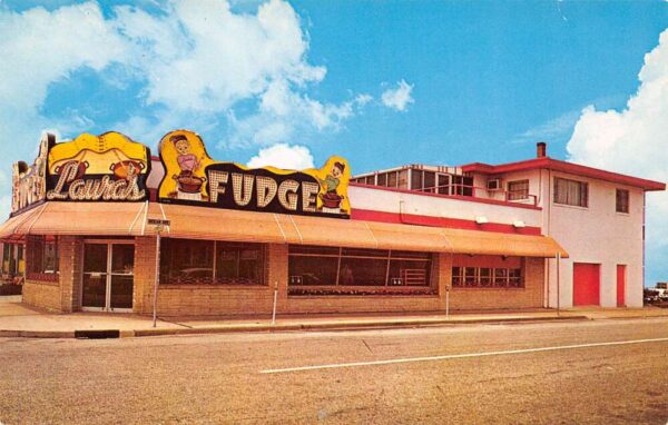 Wildwood New Jersey Laura's Fudge Shop Photochrome Vintage Postcard U6483