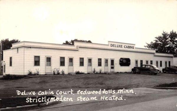 Redwood Falls Minnesota Deluxe Cabin Court, Real Photo Vintage Postcard U7913