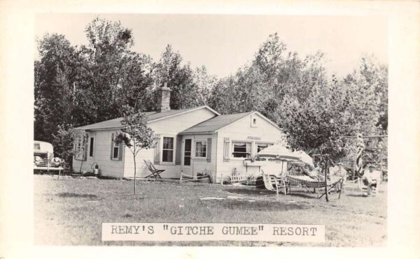 Sturgeon Bay Wisconsin Remy's "Gitche Gumee" Resort, Real Photo Vintage PC U7916