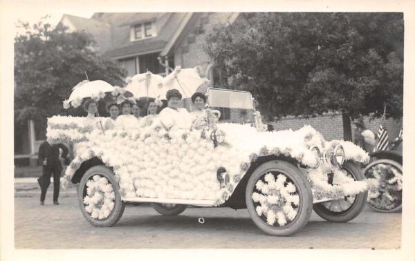 St. Petersburg Florida Parade Scene, Women's Flower Auto, Real Photo PC U8215