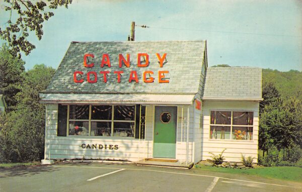 Scotrun Pennsylvania Candy Cottage, Pocono Mtns., Photochrome Vintage PC U9961