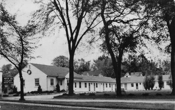 Osceola Iowa Motor Inn Court Real Photo Vintage Postcard AA71254