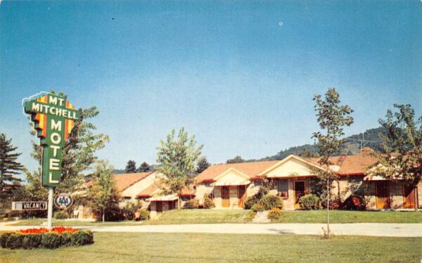 Burnsville North Carolina Mt. Mitchell Motel, Chrome Vintage Postcard U13389