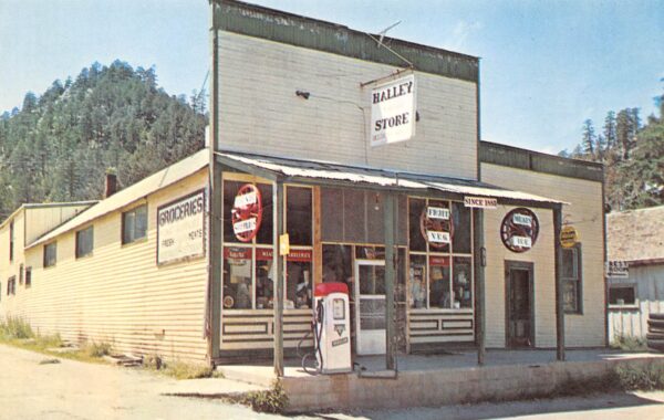 Keystone South Dakota Halley's Store, Gas Pump Shown, Vintage Postcard U13420