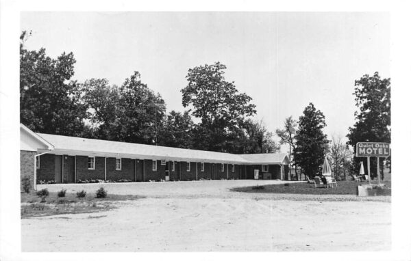 Fayetteville Tennessee Quiet Oaks Motel Real Photo Vintage Postcard AA96744
