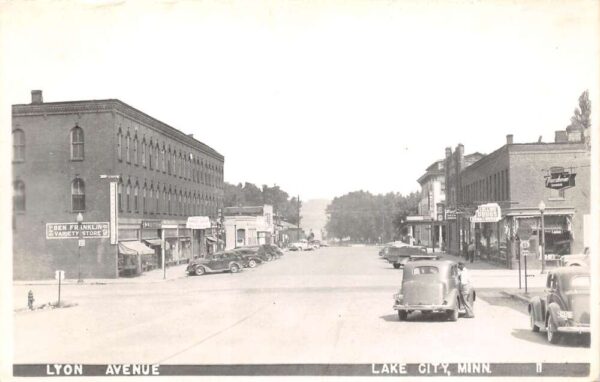 Lake City Minnesota Lyon Avenue, Real Photo, Vintage Postcard U21330