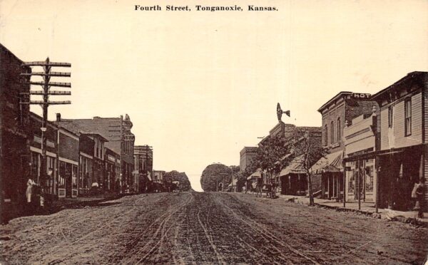 Tonganoxie Kansas Fourth Street Vintage Postcard AA100736