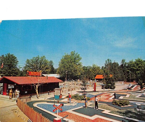 Sturgeon Bay Wisconsin Yogi Bears Jellystone Park Mini Golf Postcard AA101839
