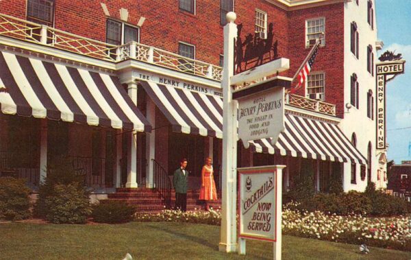 Riverhead New York Hotel Henry Peekins, Long Island, Vintage Postcard U23478