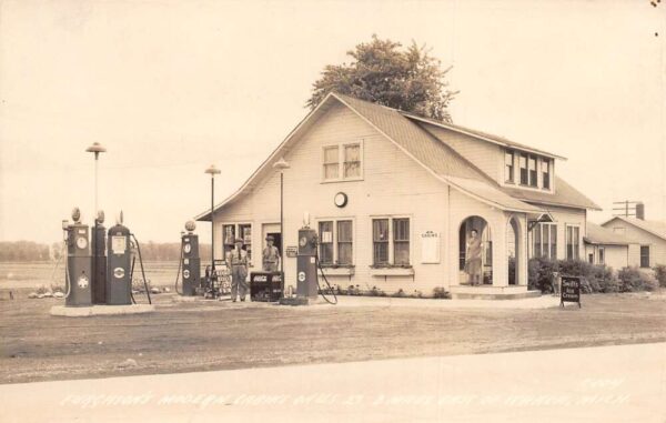 Ithaca Michigan Furghson's Modern Cabins Gas Station Real Photo PC AA104043