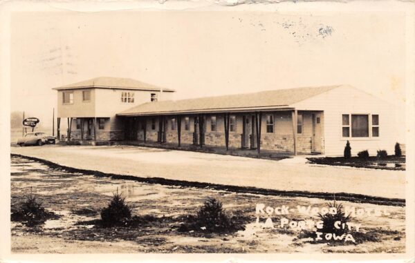 La Porte City Iowa Rock-Wood Motel, Real Photo Vintage Postcard U17292