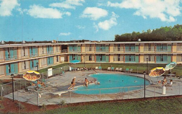 Newark Delaware Holiday Inn Of America, Chrome, Vintage Postcard U17481
